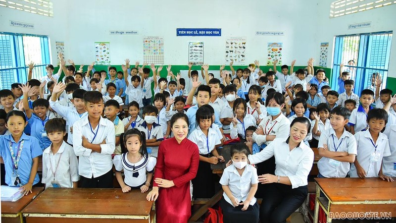 At a class at Khmer-Vietnam friendship primary school in Prey Veng province, Cambodia (Photo: baoquocte.vn)