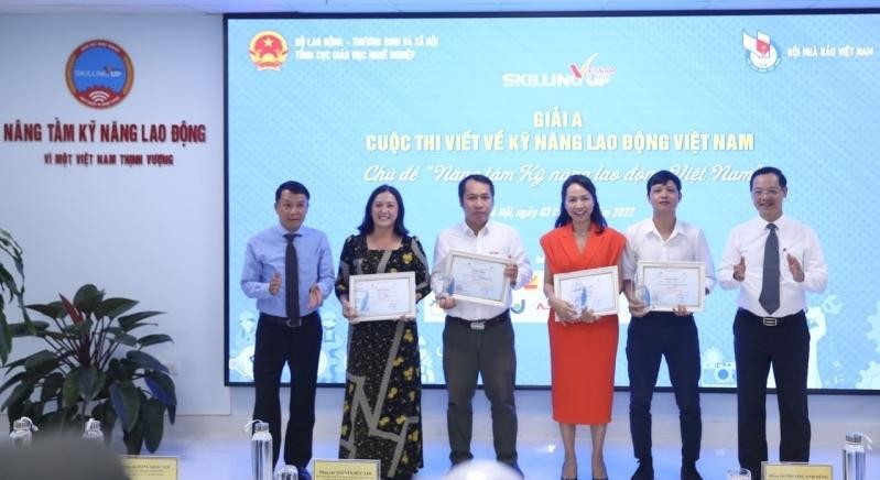The winners of the A prizes were awarded at the ceremony (Photo: baodansinh.vn)