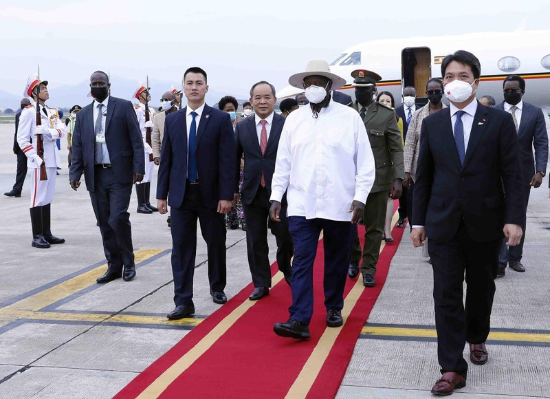 The welcoming ceremony for the President of the Republic of Uganda Yoweri Kaguta Museveni at Noi Bai International Airport. (Photo: An Dang/VNA)