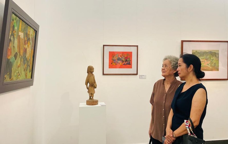 Visitors at the exhibition. (Photo: Ha Noi Moi)
