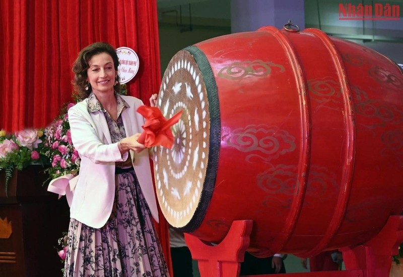 UNESCO Director-General Audrey Azoulay beats the drum to open the new school year at Ngo Si Lien Secondary School in Hanoi. (Photo: NDO)
