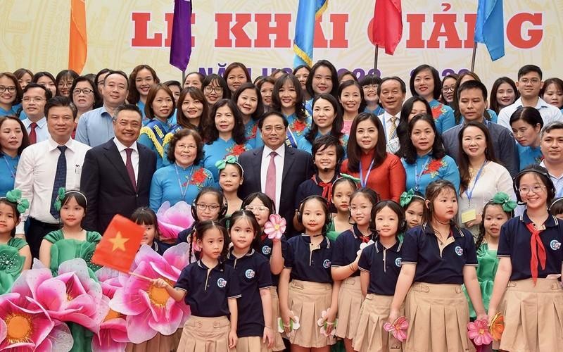 Prime Minister Pham Minh Chinh and students and teachers of Doan Thi Diem Primary School in Hanoi. (Photo: Tran Hai)