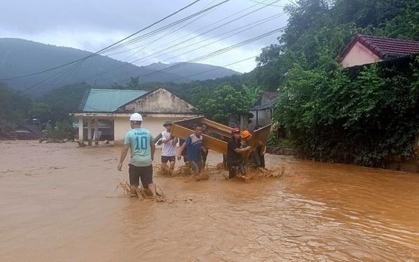 Flood relief work in Ky Son District, Nghe An Province. (Photo: VNA)