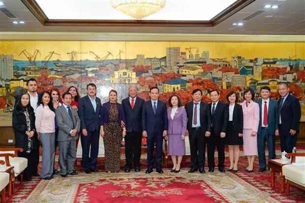 The Mexican Labour Party delegation and Hai Phong leaders. (Photo: VNA)
