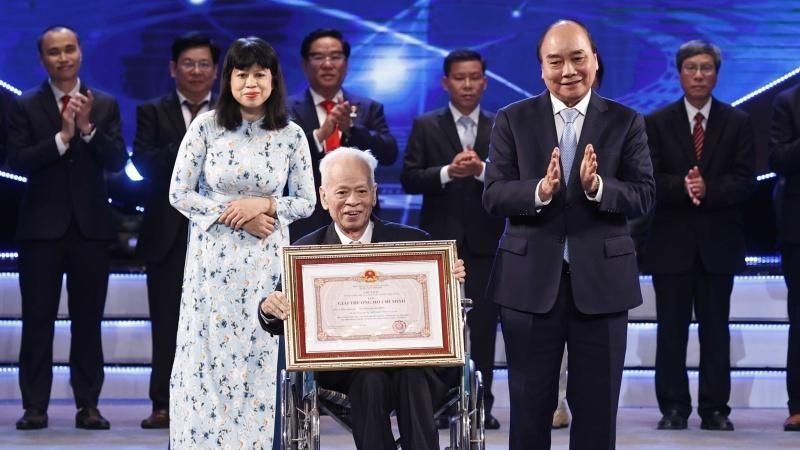 President Phuc presents awards at the ceremony.