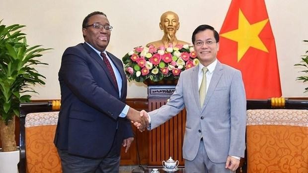 Deputy Minister of Foreign Affairs Ha Kim Ngoc (R) and his Haitian counterpart Azad Pierre Nasser Belfort in Hanoi (Photo: VNA)