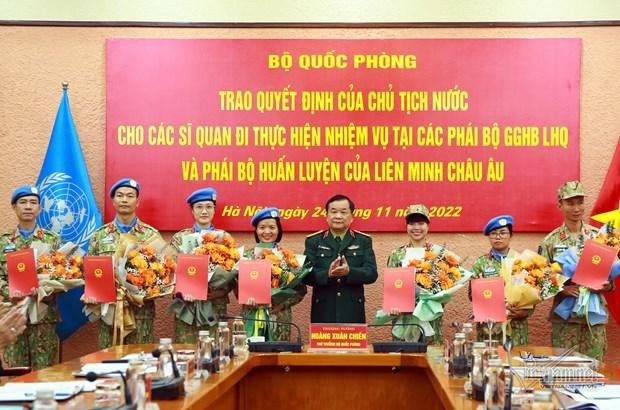 Sen. Lt. Gen. Hoang Xuan Chien, Deputy Defence Minister, hands over the President’s decisions to seven army officers. (Photo: VNA)
