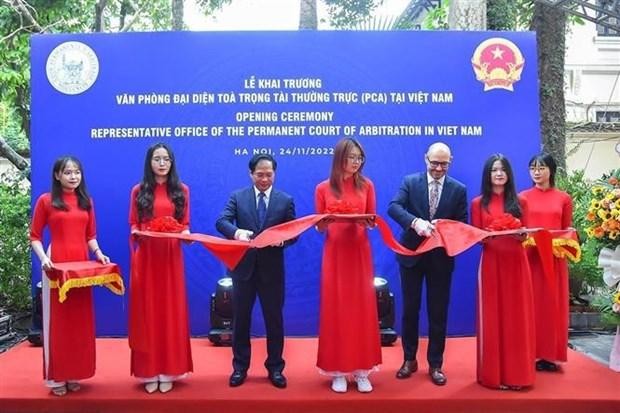 Minister of Foreign Affairs Bui Thanh Son (third from left) and Secretary-General of the Permanent Court of Arbitration (PCA) Marcin Czepelak (third from right) on November 24 cut the ribbon to inaugurate the PCA representative office in Hanoi. (Photo: VNA)