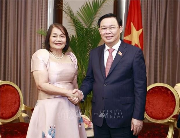 National Assembly Chairman Vuong Dinh Hue (right) met Davao Oriental province's Governor Corazon Nunez Malanyaon on November 24. (Photo: VNA)