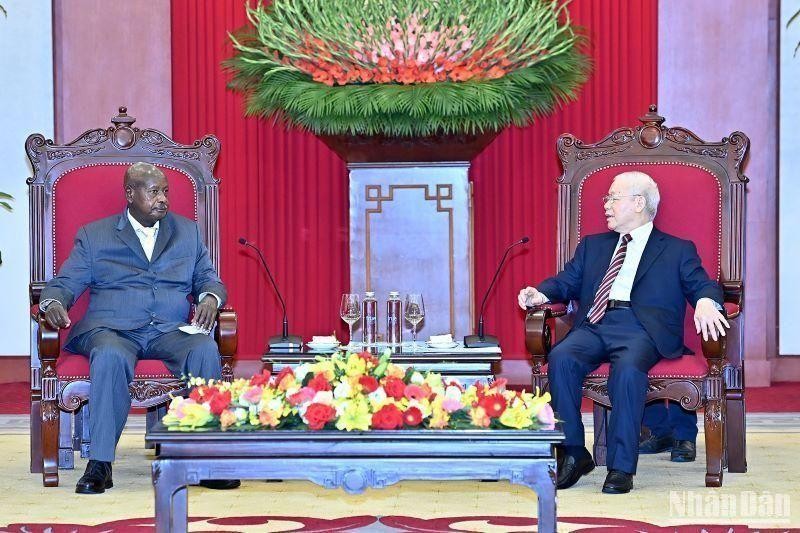 Vietnamese Party General Secretary Nguyen Phu Trong (R) and visiting Ugandan President Yoweri Kaguta Museveni