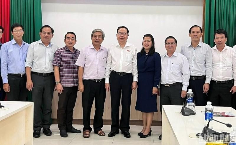 NA Standing Vice Chairman Tran Thanh Man (middle) with the delegates.