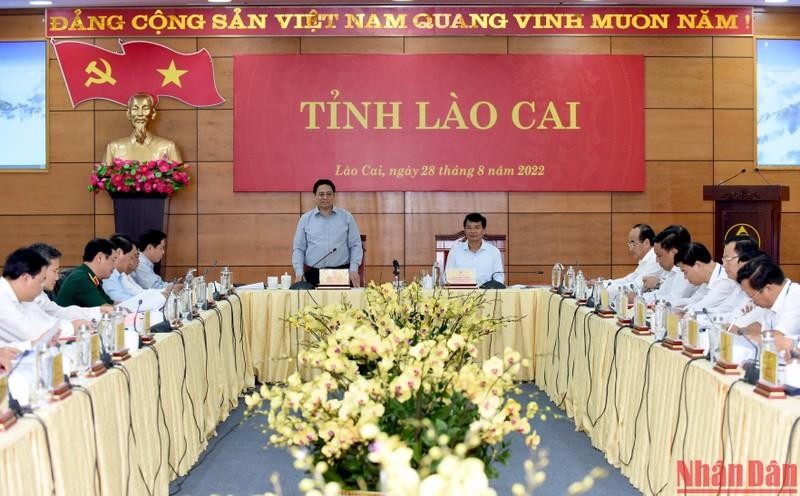 PM Pham Minh Chinh works with key officials in Lao Cai province. (Photo: NDO)