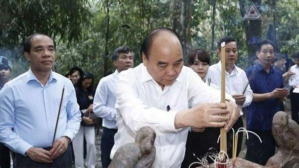 President Nguyen Xuan Phuc offers incense in commemoration of President Ho Chi Minh at Na Nua tent in Tan Trao relic site. (Photo: VNA)