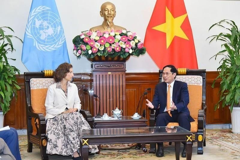 Minister of Foreign Affairs Bui Thanh Son (right) and UNESCO Director General Audrey Azoulay. (Photo: baoquocte.vn) 