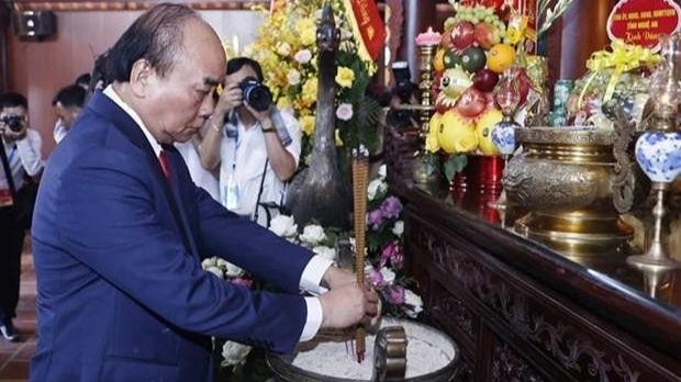 President Nguyen Xuan Phuc pays tribute to late Party General Secretary Le Hong Phong. (Photo: VNA)
