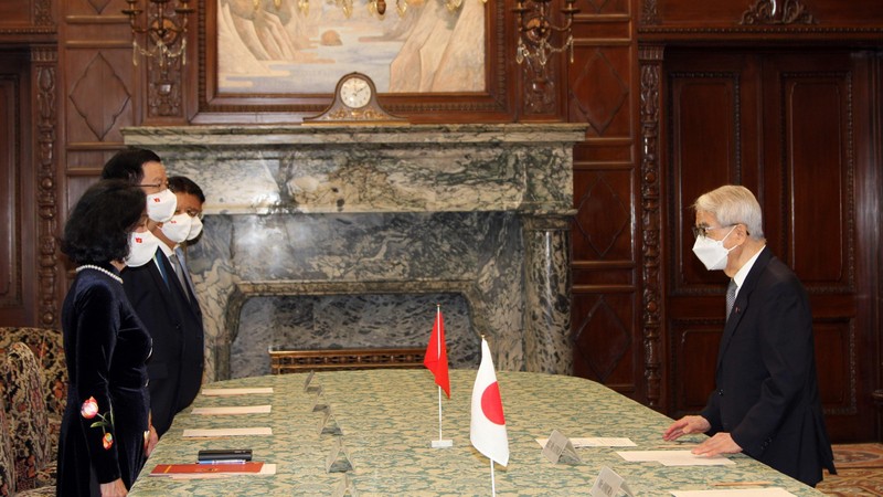 Politburo member Truong Thi Mai meets with Japanese President of the House of Councillors Hidehisa Otsuji. (Photo: VNA)