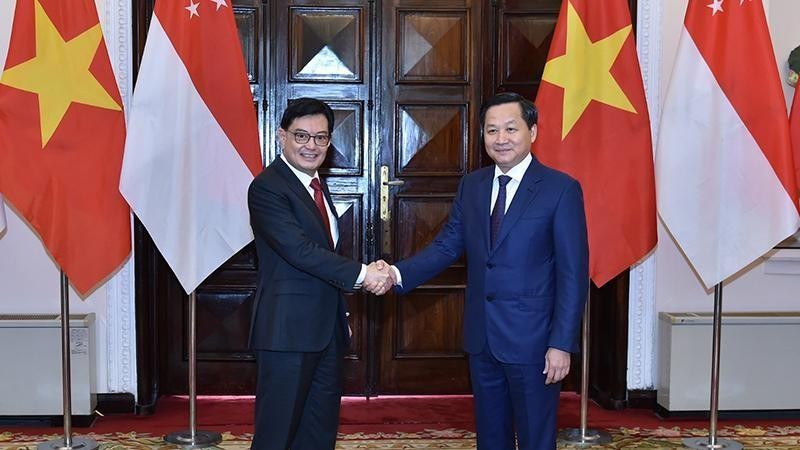 Vietnamese Deputy Prime Minister Le Minh Khai (right) and Deputy Prime Minister and Coordinating Minister for Economic Policies of Singapore Heng Swee Keat (Photo: VGP)