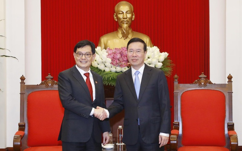 Politburo member Vo Van Thuong (right) receives Singaporean Deputy Prime Minister Heng Swee Keat. (Photo: VNA)