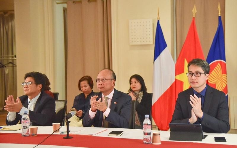 Ambassador Dinh Toan Thang (middle) and representatives of Vietnamese representative missions in France attend the Prime Minister’s teleconference. (Photo: NDO)