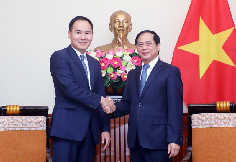Vietnamese Minister of Foreign Affairs Bui Thanh Son (R) and Mongolian Deputy Minister of Foreign Affairs Batsumber Munkhjin. (Photo: VNA)