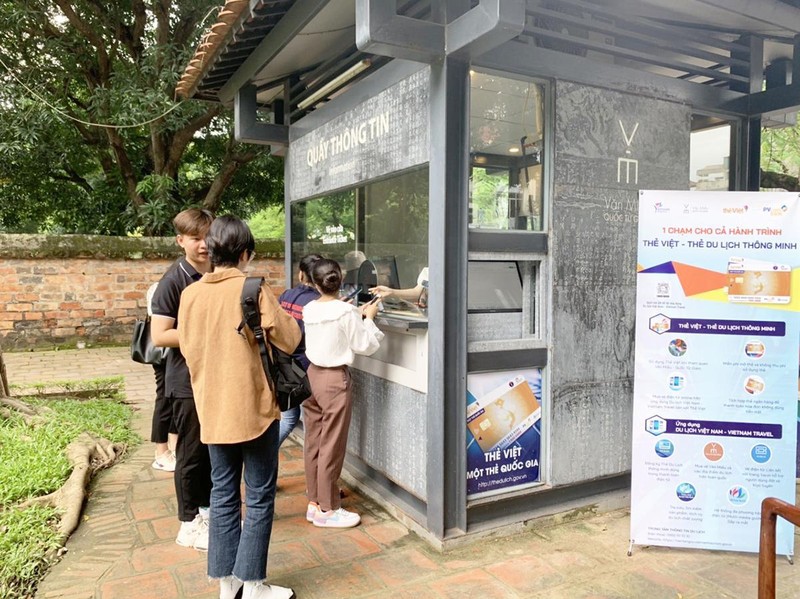 Smart travel cards have been issued at Van Mieu - Quoc Tu Giam. (Photo: hanoimoi.com.vn)