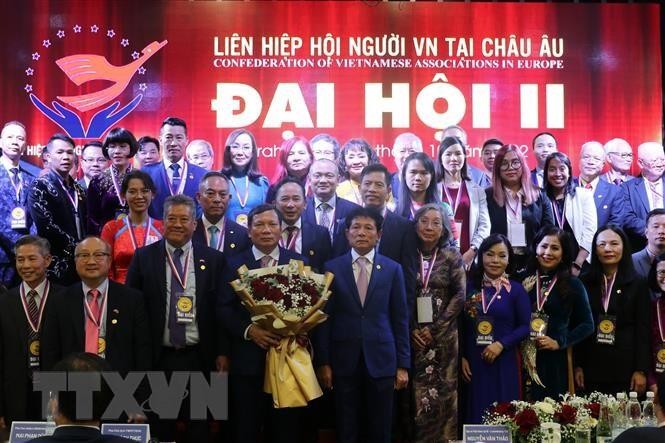 The new executive committee of the Union of Vietnamese People Associations in Europe. (Photo: VNA)