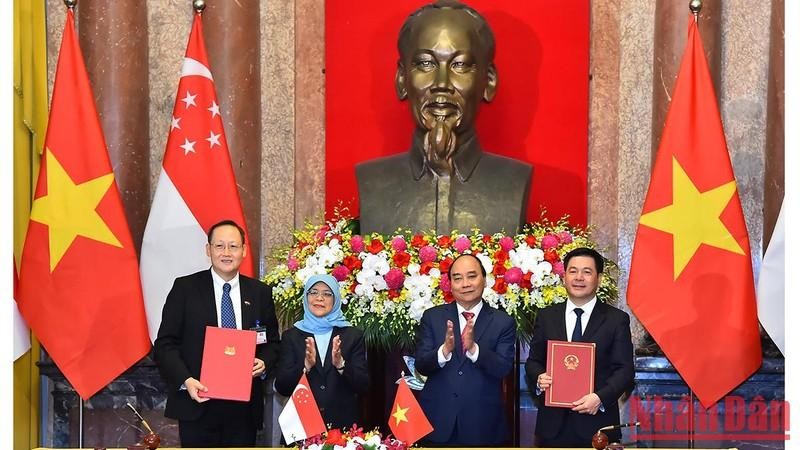 President Nguyen Xuan Phuc and his Singaporean counterpart Halimah Yacob witnessed the signing of a Memorandum of Understanding on energy cooperation between the two Ministries of Industry and Trade. 