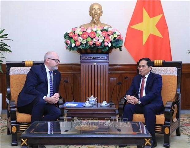 Minister of Foreign Affairs Bui Thanh Son (right) receives Australian Senator Tim Ayres, Assistant Minister for Trade and Assistant Minister for Manufacturing. (Photo: VNA)