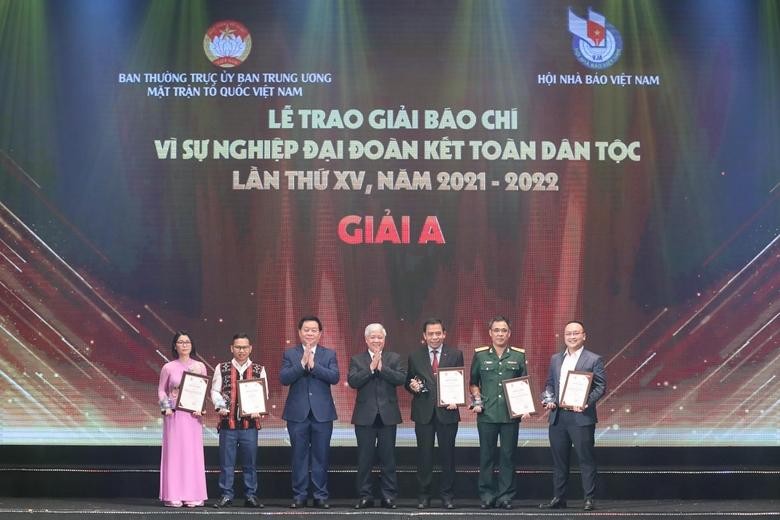 Winners of A prizes are honoured at the ceremony. (Photo: dangcongsan.vn)