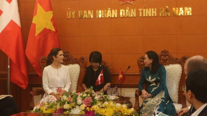 Deputy Secretary of the Ha Nam provincial Party Committee Dinh Thi Lua (right) receives Danish Crown Princess Mary Elizabeth on November 2. (Photo: NDO)