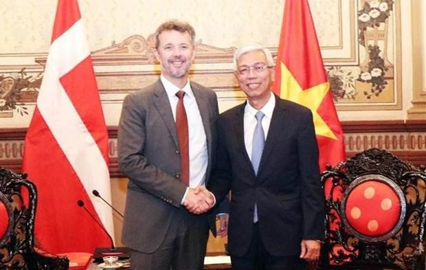 Vice Chairman of the municipal People’s Committee Vo Van Hoan (R) and Crown Prince of Denmark Frederik Andre Henrik Christian (Photo: VNA)