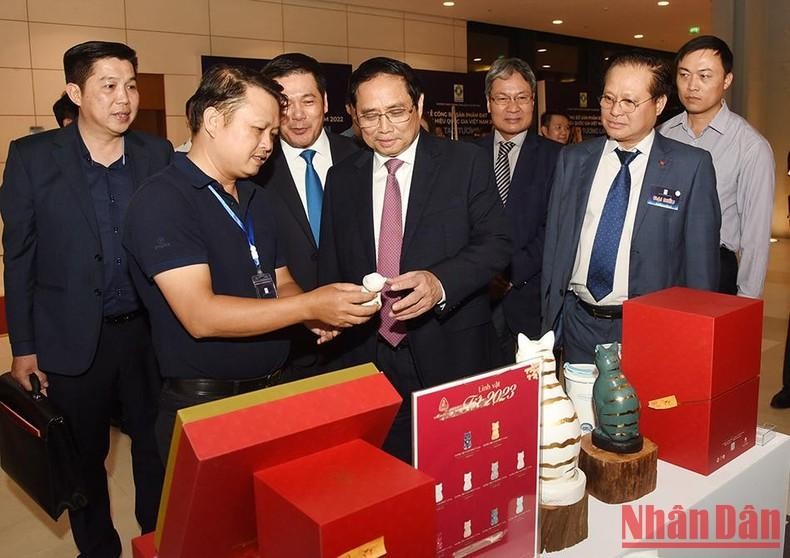 Prime Minister Pham Minh Chinh visits an exhibition showcasing the national branded products. (Photo: NDO)