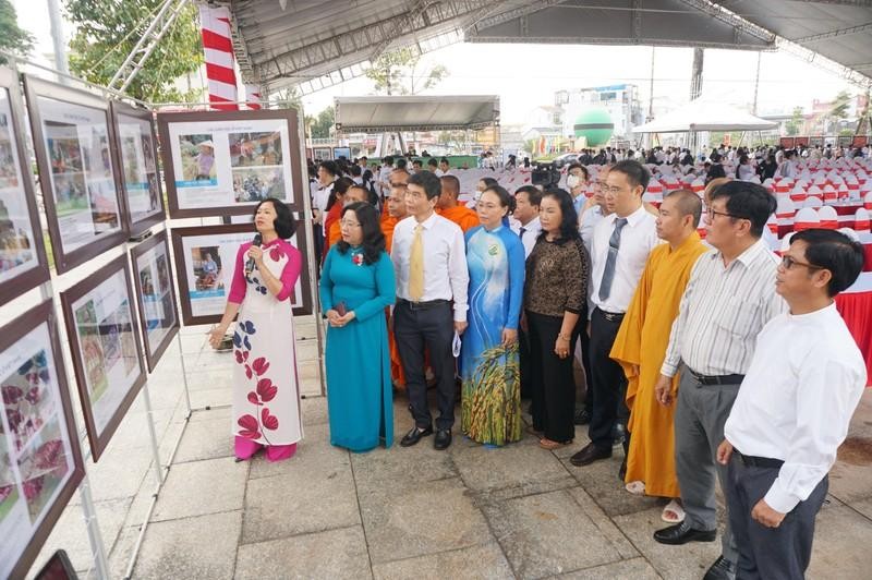 The exhibition attracts a large number of visitors. (Photo: NDO)