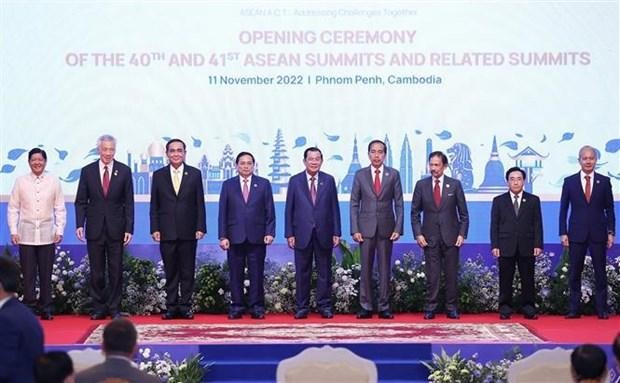 Vietnamese Prime Minister Pham Minh Chinh (fourth from left), Cambodian PM Samdech Techo Hun Sen (centre) and other ASEAN leaders at the opening ceremony of the 40th and 41st ASEAN Summits in Phnom Penh on November 11 morning (Photo: VNA)