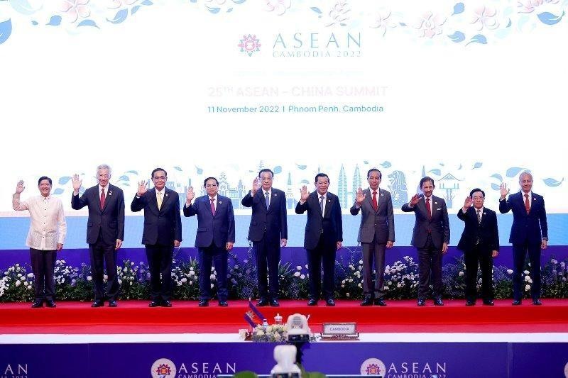 ASEAN leaders and Chinese Premier Li Keqiang at the ASEAN-China Summit. (Photo: VGP)
