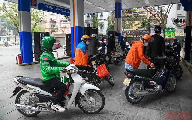 The retail price of RON 95-III bio-fuel almost reached 24,000 VND per litre from 3pm on November 11. (Photo: NDO)