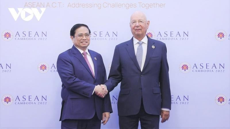 Prime Minister Pham Minh Chinh and Prof. Klaus Schwab, founder and Executive Chairman of the WEF (Photo: VOV)