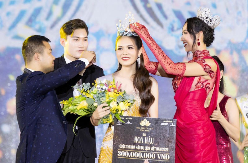 Luong Ky Duyen receives the crown from Miss Ngoc Diem. (Photo courtesy of the organising board)