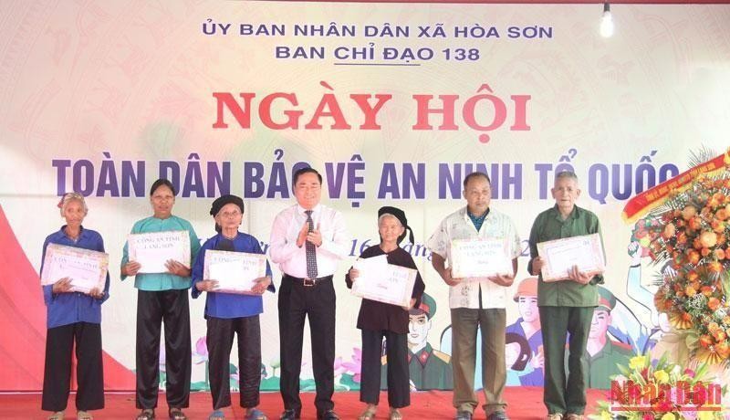 Leaders from Lang Son Provincial People's Committee present gifts to policy beneficiaries in Hoa Son commune, Huu Lung district. (Photo: NDO)