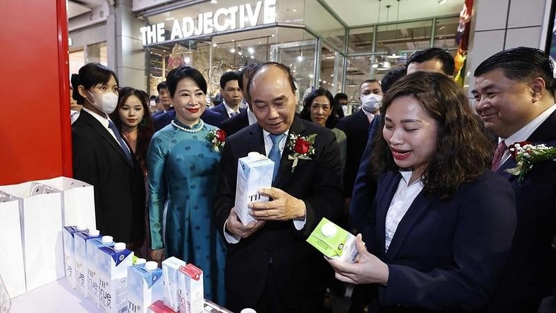 President Nguyen Xuan Phuc visits a booth at the exhibition. (Photo: VNA)