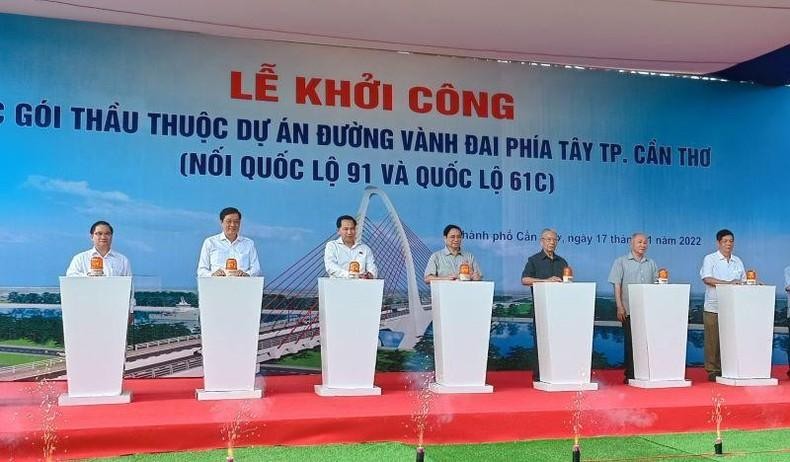 Prime Minister Pham Minh Chinh (middle) and other delegates at the ceremony (Photo: NDO)