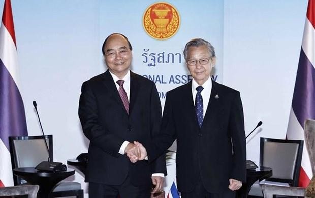 President of the Thai National Assembly Chuan Leekpai (R) welcomes President Nguyen Xuan Phuc (Photo: VNA)