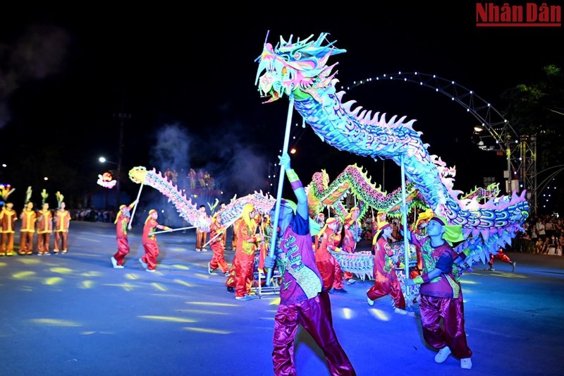 Joyful street carnival of 2022 Ninh Binh Festival | Nhan Dan Online