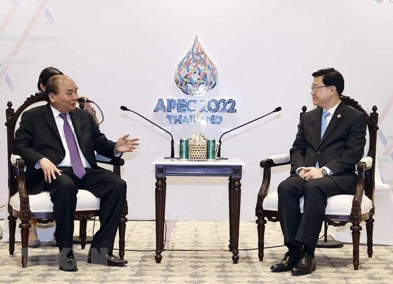 President Nguyen Xuan Phuc (L) and Chief Executive of the Hong Kong (China) Special Administrative Region Lee Ka-chiu (Photo: NDO)