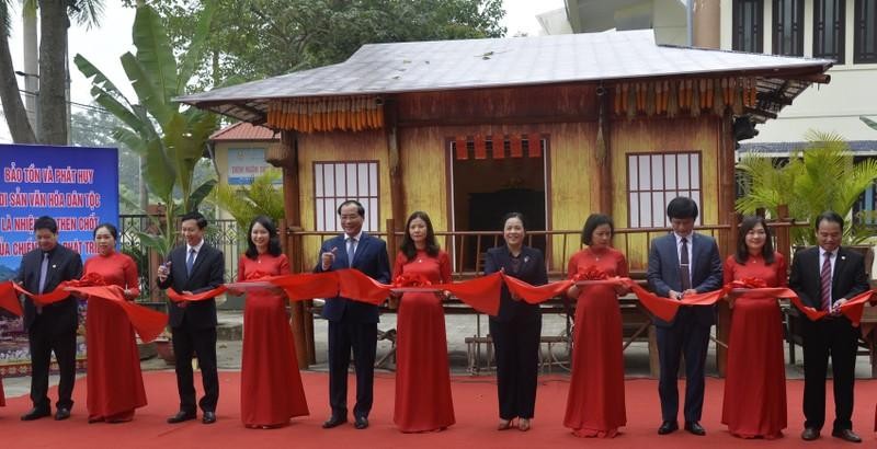 The ribbon cutting ceremony for the opening of the exhibition (Photo: NDO)