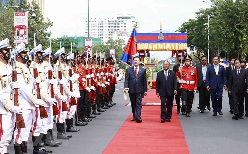 National Assembly Chairman Vuong Dinh Hue and President of the National Assembly of Cambodia Samdech Heng Samrin review a guard of honour. (Photo: VNA)