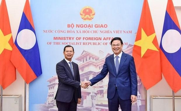 Deputy Foreign Minister Pham Quang Hieu (R) and his Lao counterpart Phoxay Khaykhamphithoune (Photo: VNA)