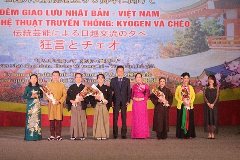Leaders of Ha Nam Province and Japanese Embassy in Vietnam present flowers to Vietnamese and Japanese artists. 