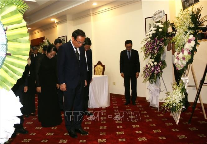 Secretary of the Ho Chi Minh City Party Committee Nguyen Van Nen pays tribute to late Chinese leader Jiang Zemin at the Chinese Consulate General in the City. (Photo: VNA)