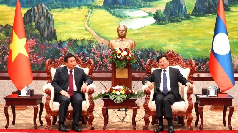 LPRP General Secretary and President of Laos Thongloun Sisoulith (R) receives HCMA Director Nguyen Xuan Thang (Photo: VOV)